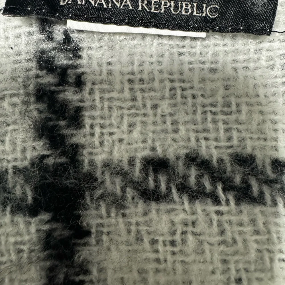 Banana Republic Plaid Knit Scarf in white and Black